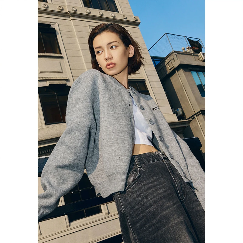 UR秋冬新款女装设计感圆领刺绣字母小小织针织开衫UWV930079