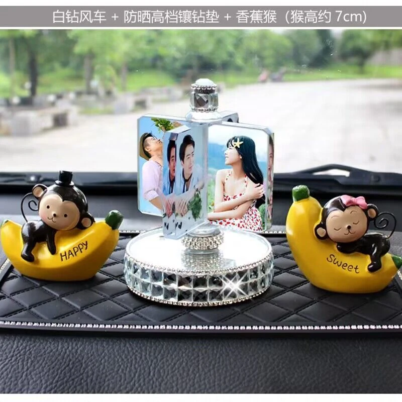 精选可爱水晶镶钻香水座摆件仪表盘香薰摆台高档饰品车载摇头娃娃