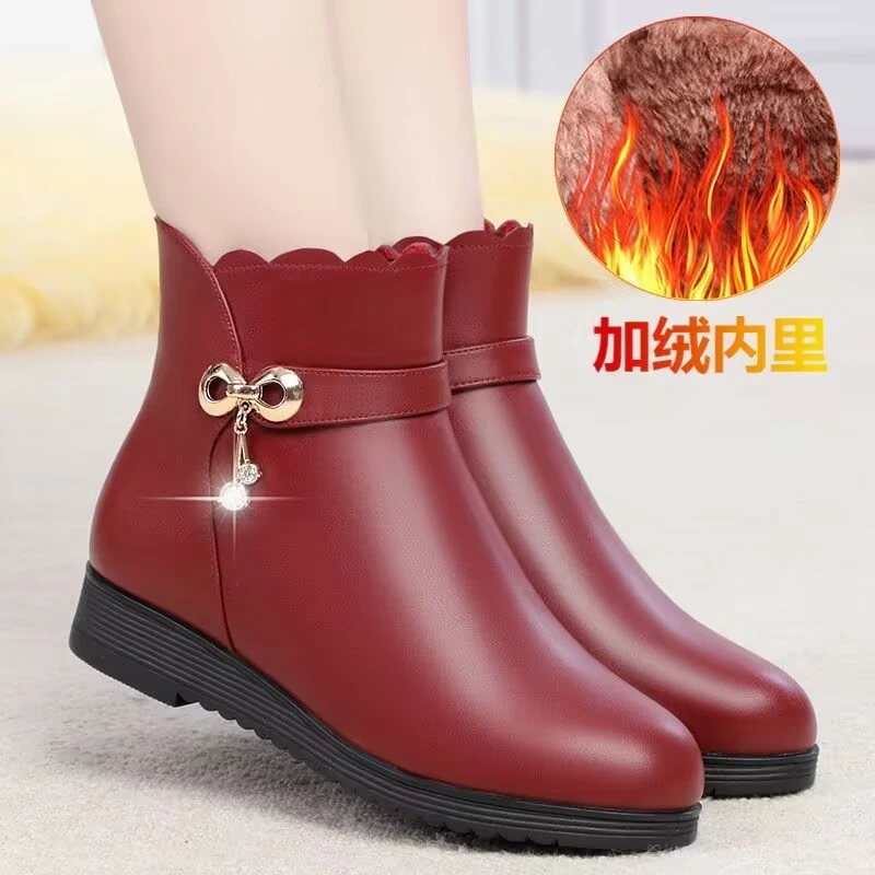 品牌断码鞋真皮中年妈妈鞋女棉鞋秋冬季加绒平底防滑不累脚女短靴