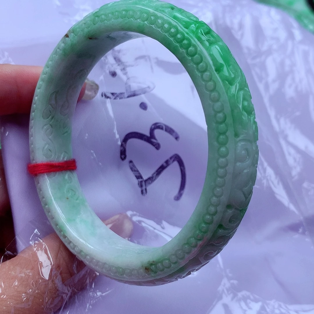 翡翠手镯未镶嵌翡翠