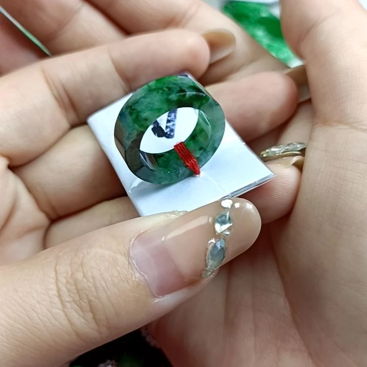 翡翠颈饰未镶嵌翡翠成品