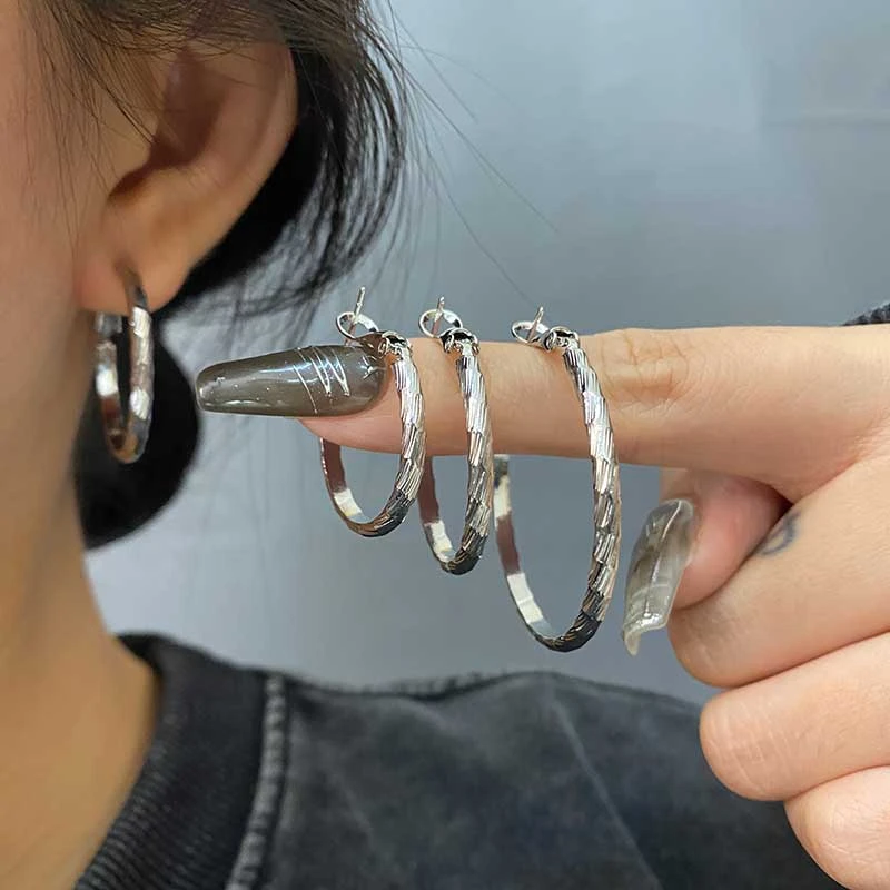 铜合金合成锆石耳饰 日韩高级感菱形压花圈圈耳圈女时尚个性耳环