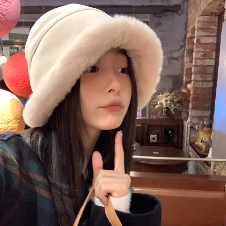 冬季毛绒帽子女百搭外出加绒加厚渔夫帽保暖护耳防寒月子蒙古帽