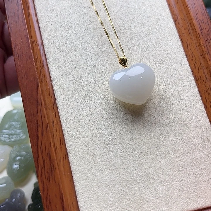 和田玉挂件18K金镶嵌