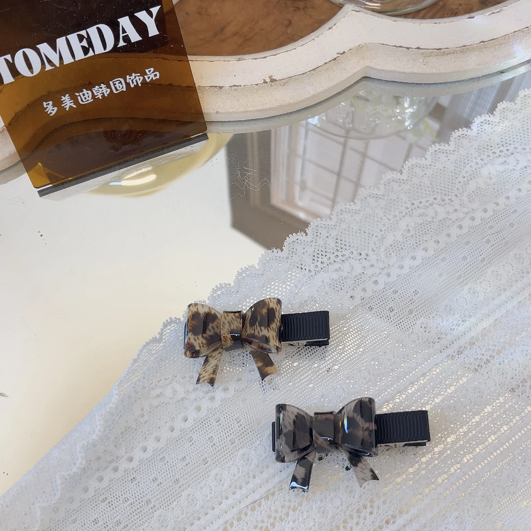 W999韩国简约秋冬豹纹边夹