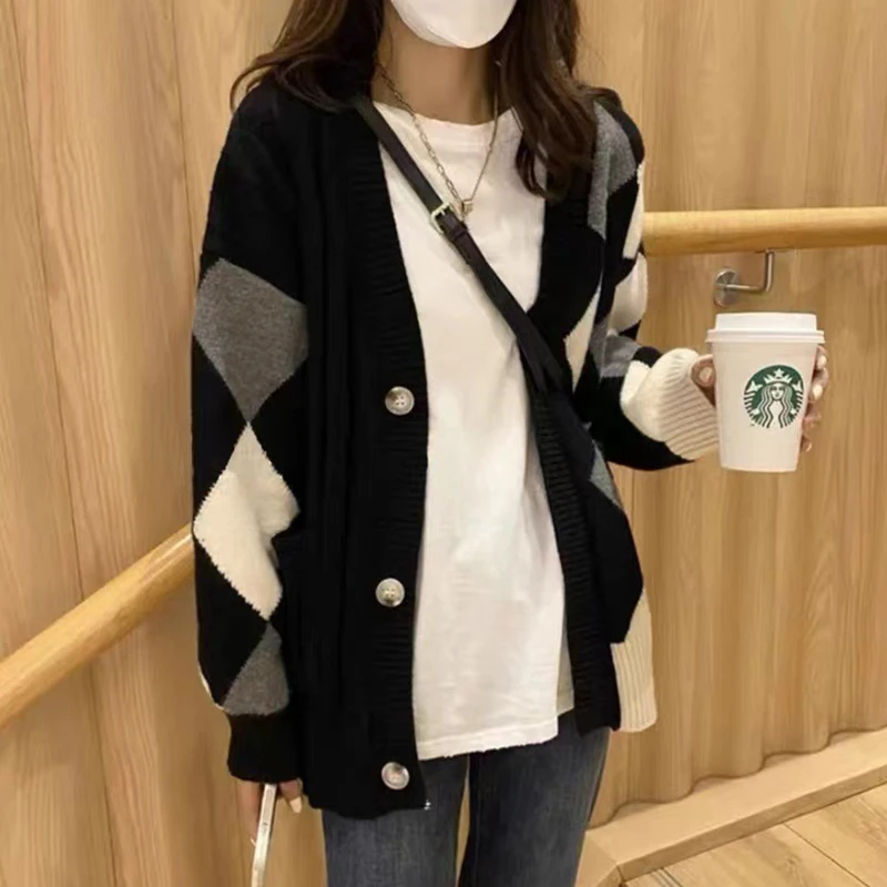 2024孕妇春秋季设计感菱格毛衣外套女新款慵懒风宽松针织开衫上衣