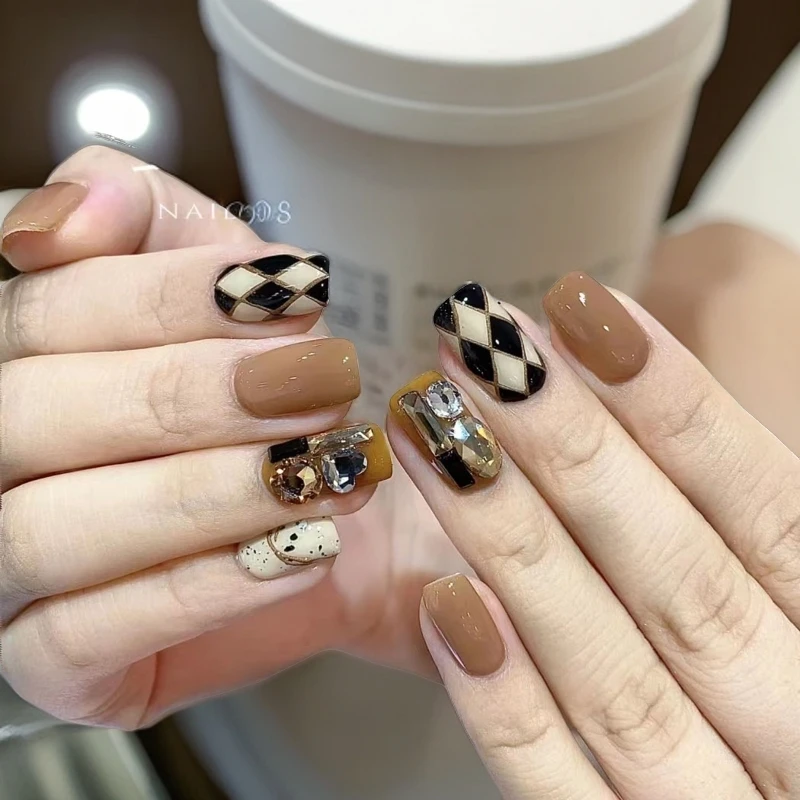 986/穿戴甲高级感多钻日系棋盘格纯手工定制小熊穿戴式棕色显白款