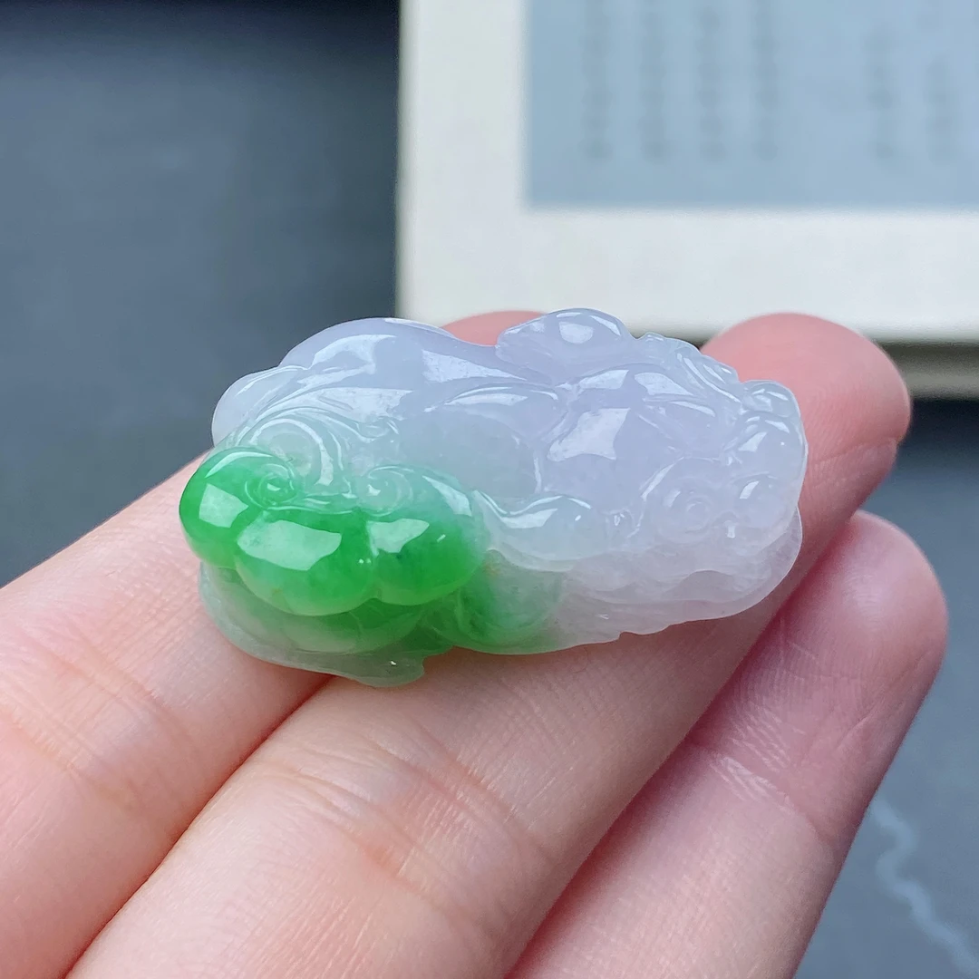 缅甸天然翡翠A货冰润飘阳绿口含珠如意貔貅吊坠