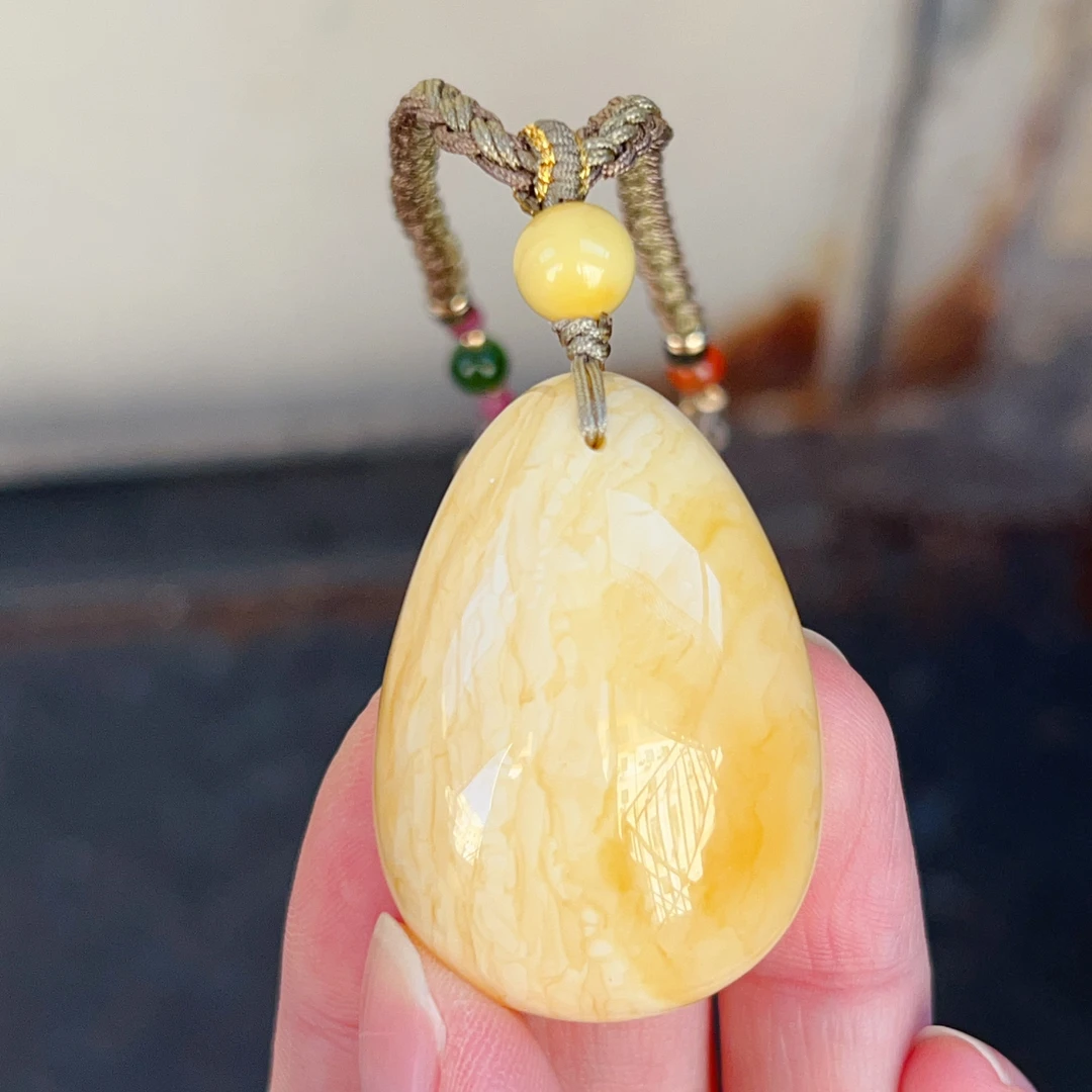 满蜡黄白花蜜蜡水滴吊坠，虎皮千层纹理，13.5克，尺寸41.4*29*17mm