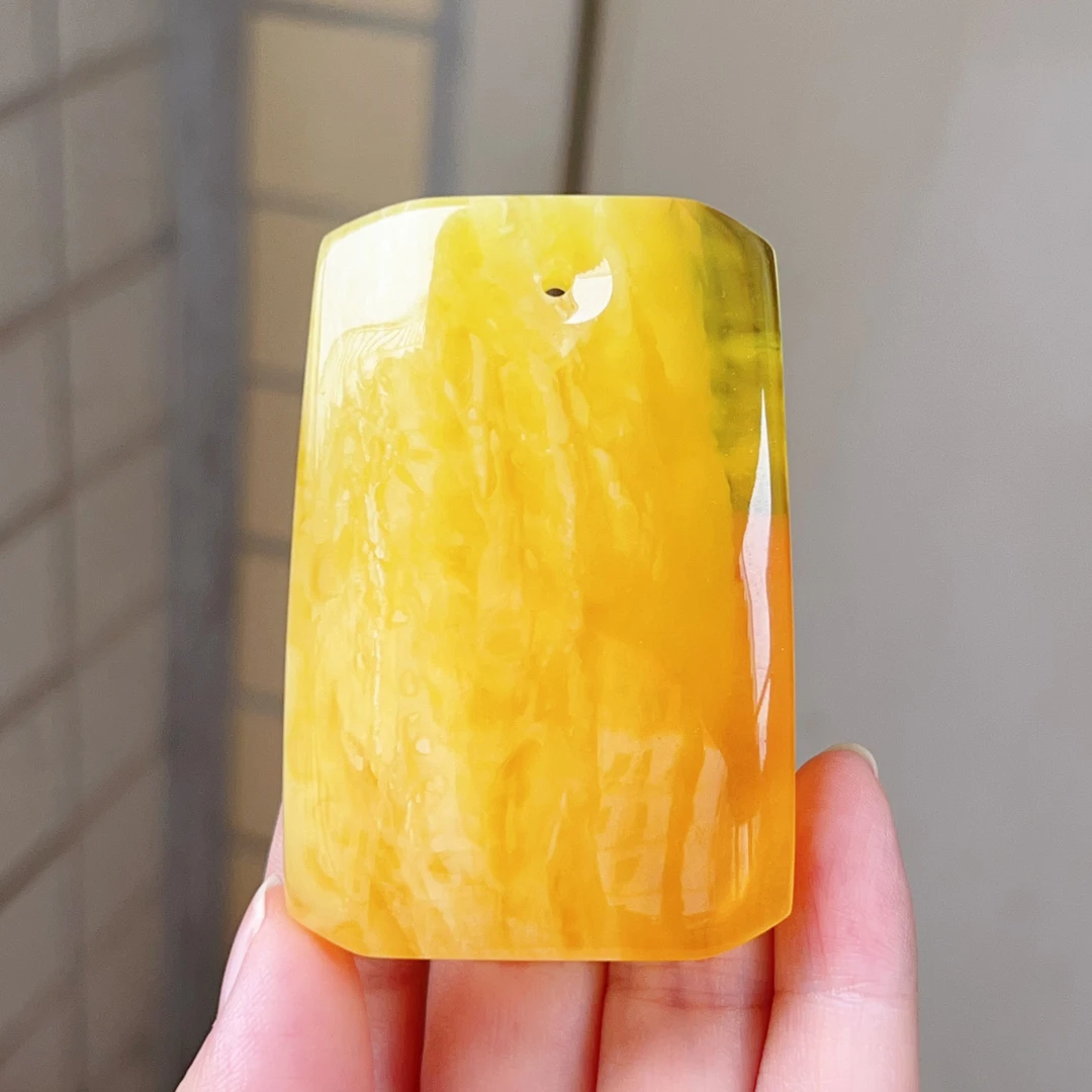 鸡油黄大方牌吊坠，器形规整大气，41.7克，尺寸68.8*45.3*17.2mm