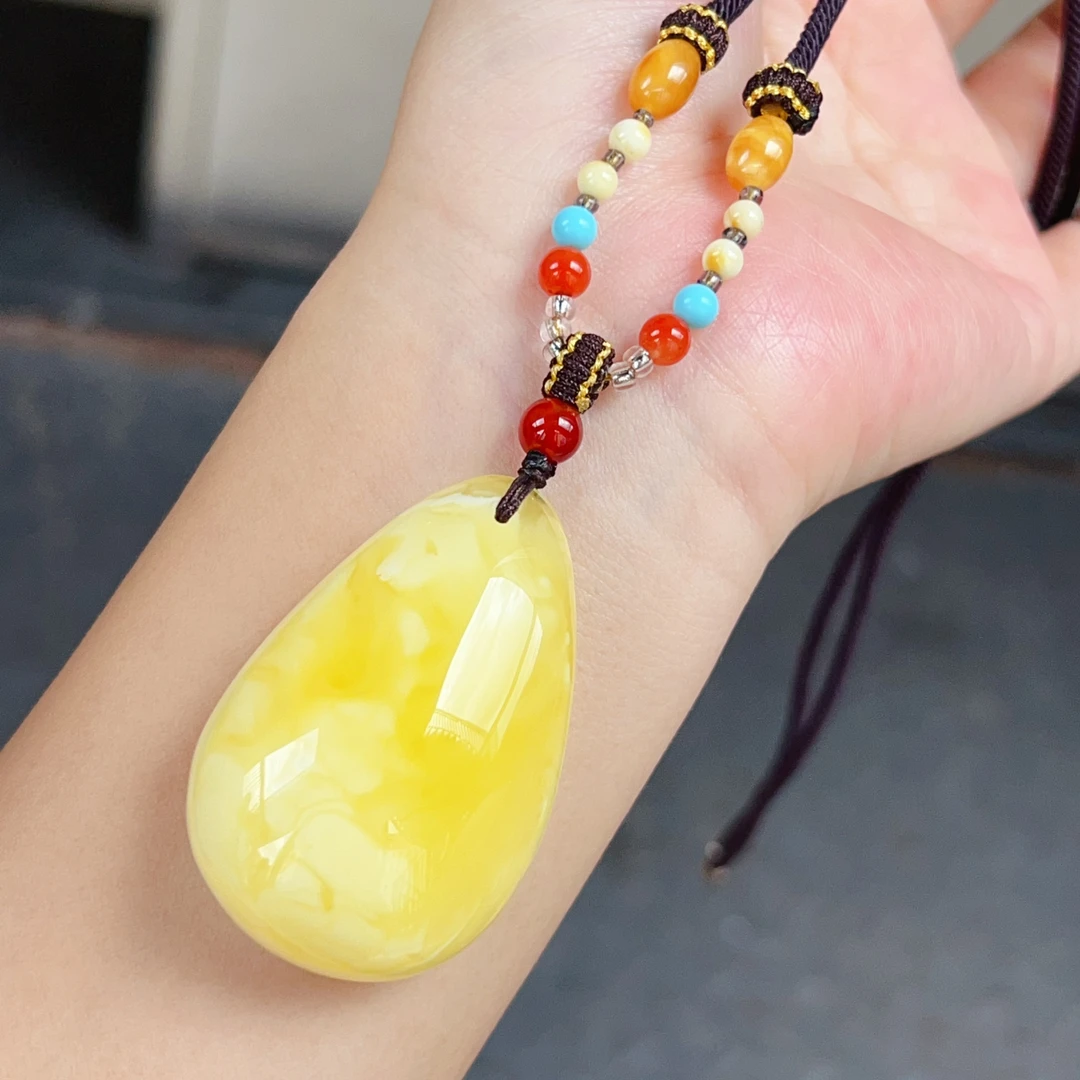 满蜜满蜡黄白花水滴吊坠，器形规整，无瑕，16.5克，尺寸48.5*32*18mm