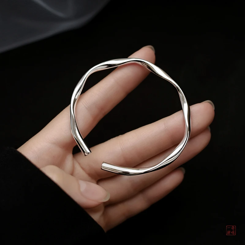 莫比乌斯环手镯女简约年轻款手环轻奢小众设计感镯子