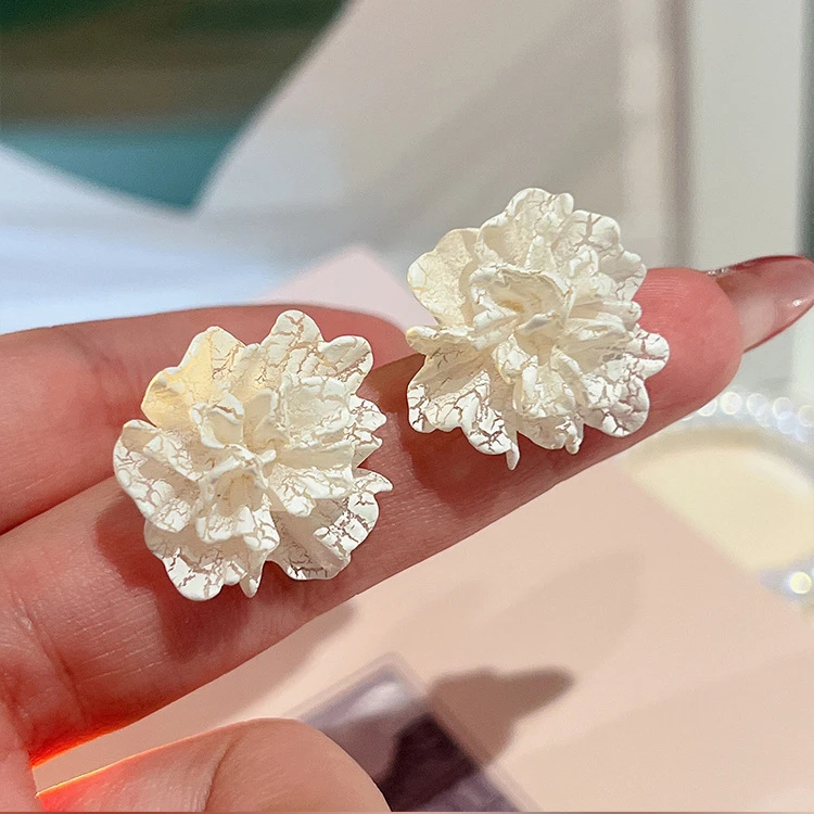 秋冬新款冰裂纹白色花朵耳钉气质女简约潮流耳环