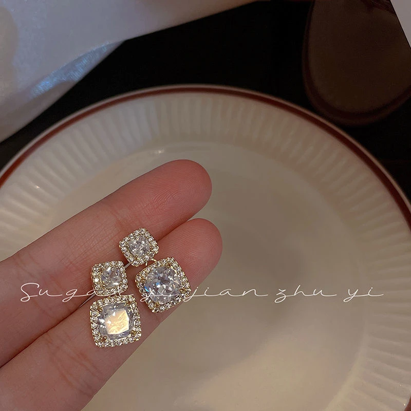 铜合金合成锆石耳饰 精致锆石方形耳钉女小香风轻奢复古大气耳环