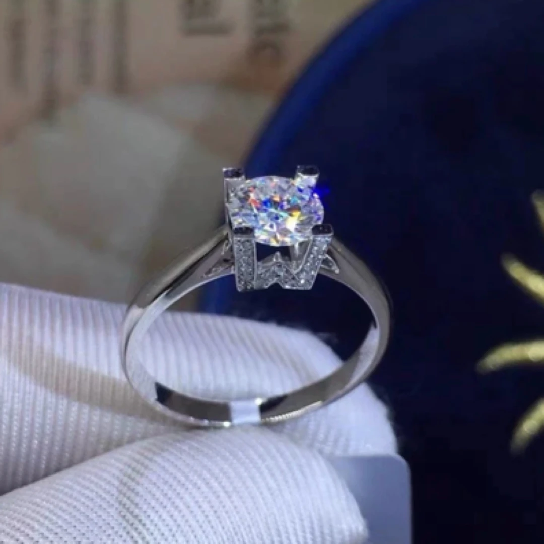 925银莫桑石银制品 （ HW字母 ）  时尚镶嵌气质精致女款莫桑戒轻奢