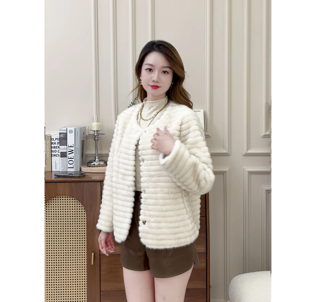 LQR奶白色温柔小香风气质女士宽松皮毛一体韩版时尚外套
