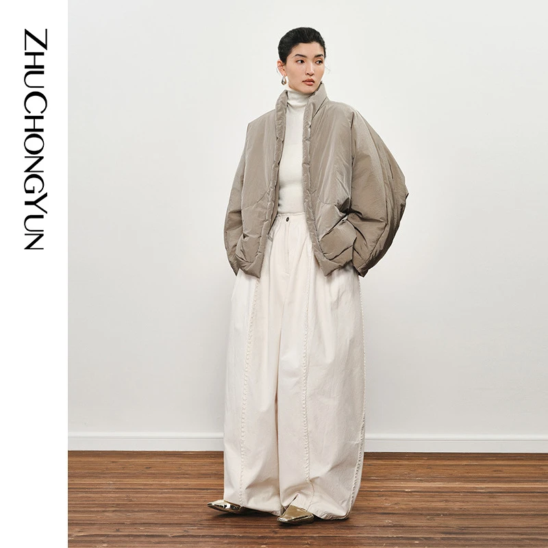 ZHUCHONGYUN2024冬新款简雅浅咖色立领艺术裁剪短款白鹅绒羽绒服