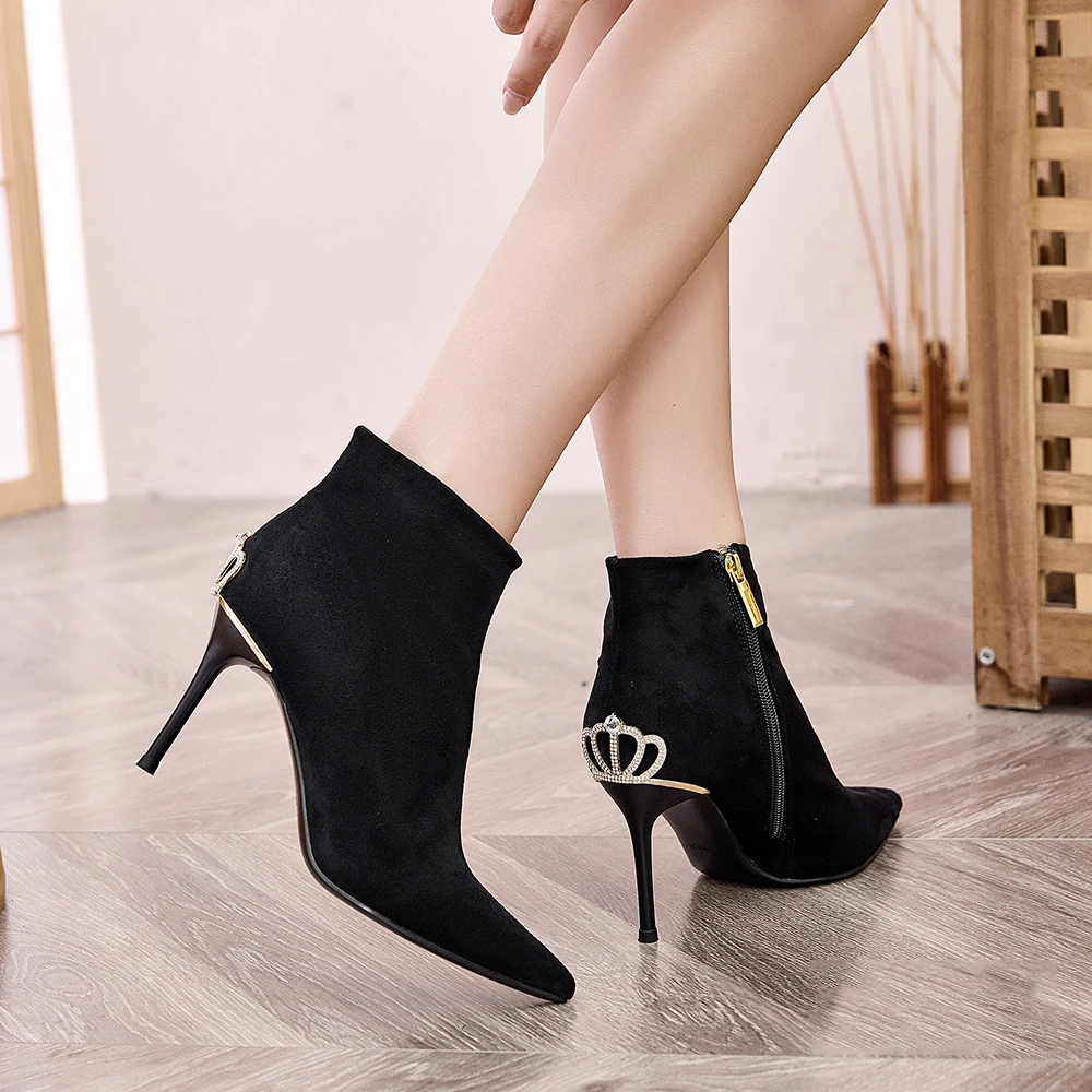 [8厘米] 皇冠水钻尖头女短靴时尚细高跟时装靴秋季磨砂绒面马丁靴