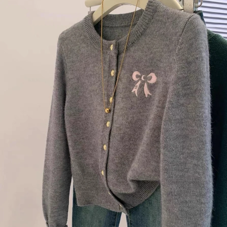 2025早春新款圆领蝴蝶结单排扣针织开衫学院风设计感显瘦长袖上衣