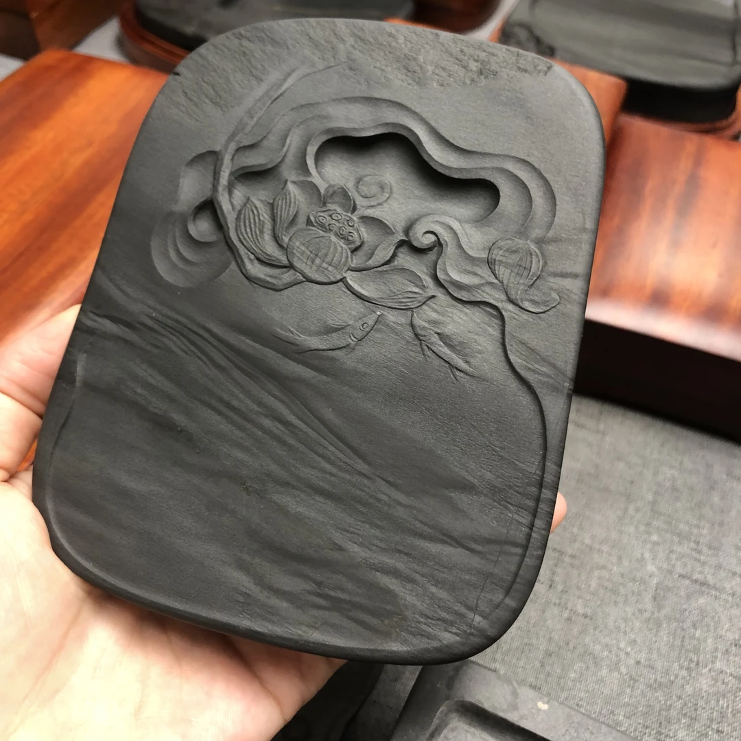 歙砚眉子坑龙尾原石 天然眉纹随形 小楷书法约13*10.2*1.4厘米