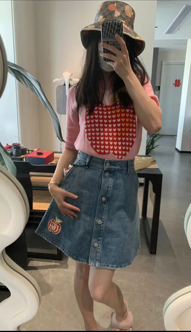 GUCCI/古驰浅蓝色 心苹果 图案 纽扣 牛仔A字短裙  全新带吊牌
