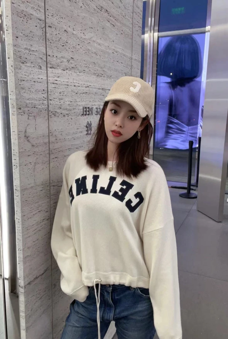 Celine/思琳米白色字母印花圆领短款毛衣 M码 成色很好