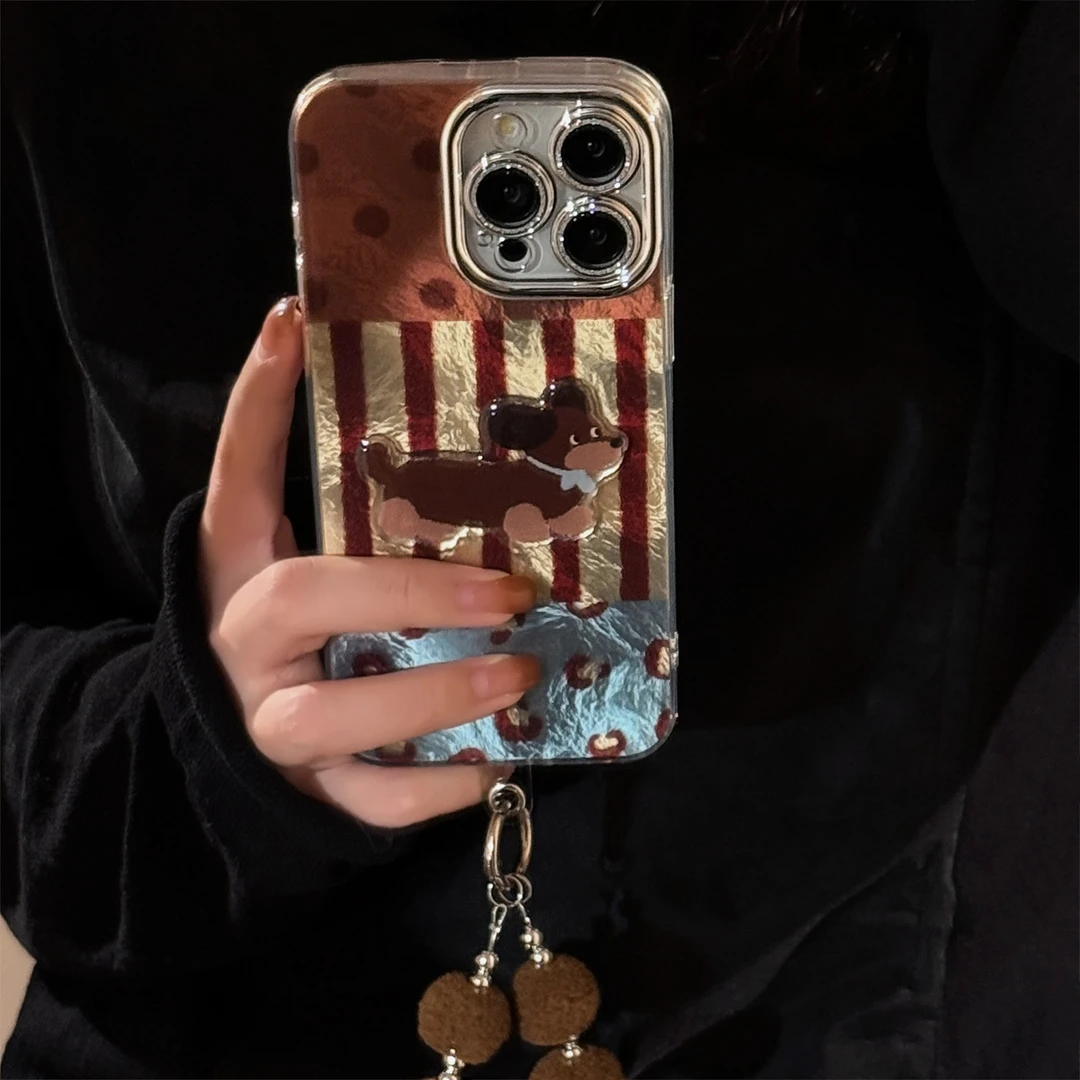 复古腊肠狗带镜头膜iphone16手机壳苹果15promax适用13毛绒挂绳14