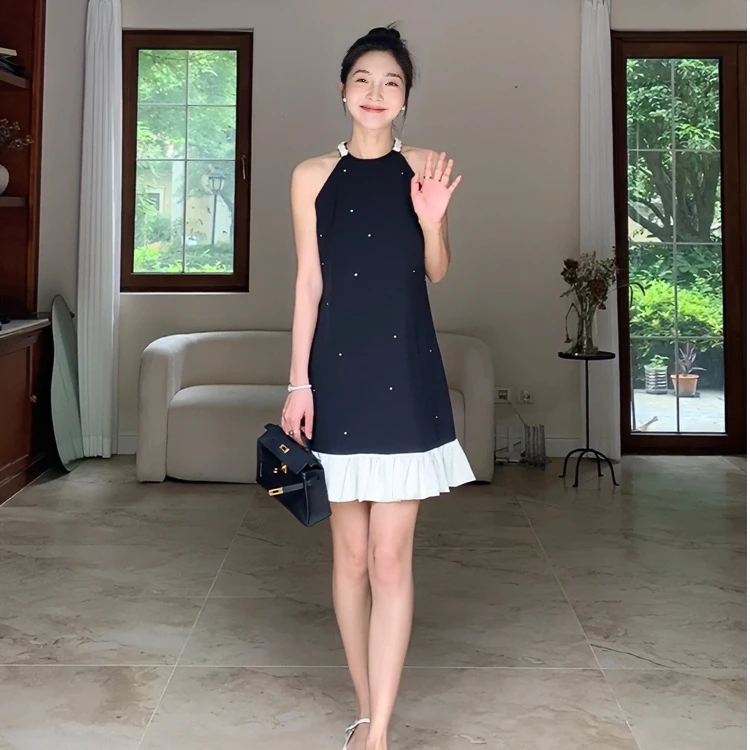 黑色挂脖吊带连衣裙女夏季法式高级感裙子无袖宽松荷叶边拼接短裙