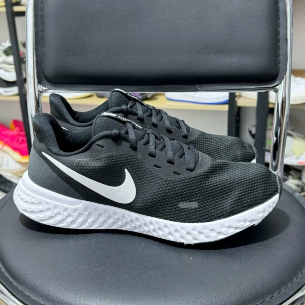 42码 Nike Revolution 5 跑鞋 男款/黑色/白色 公价499 二手