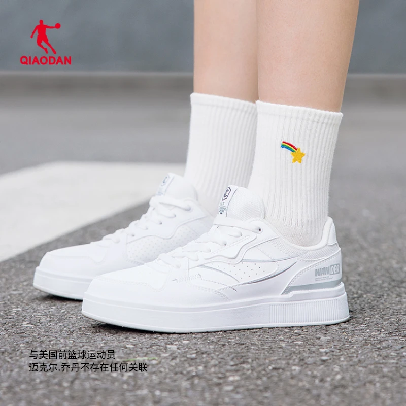 中国乔丹春季运动生活休闲百搭潮流透气女板鞋GM32230510C