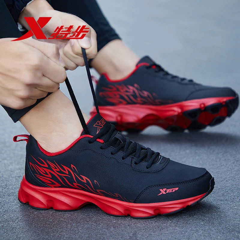 特步男鞋冬季新款黑色皮面防水潮流运动鞋轻便减震休闲跑步鞋正品