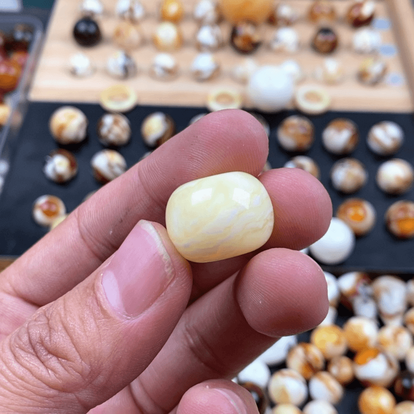 【闪购商品】琥珀裸石未镶嵌依**洒