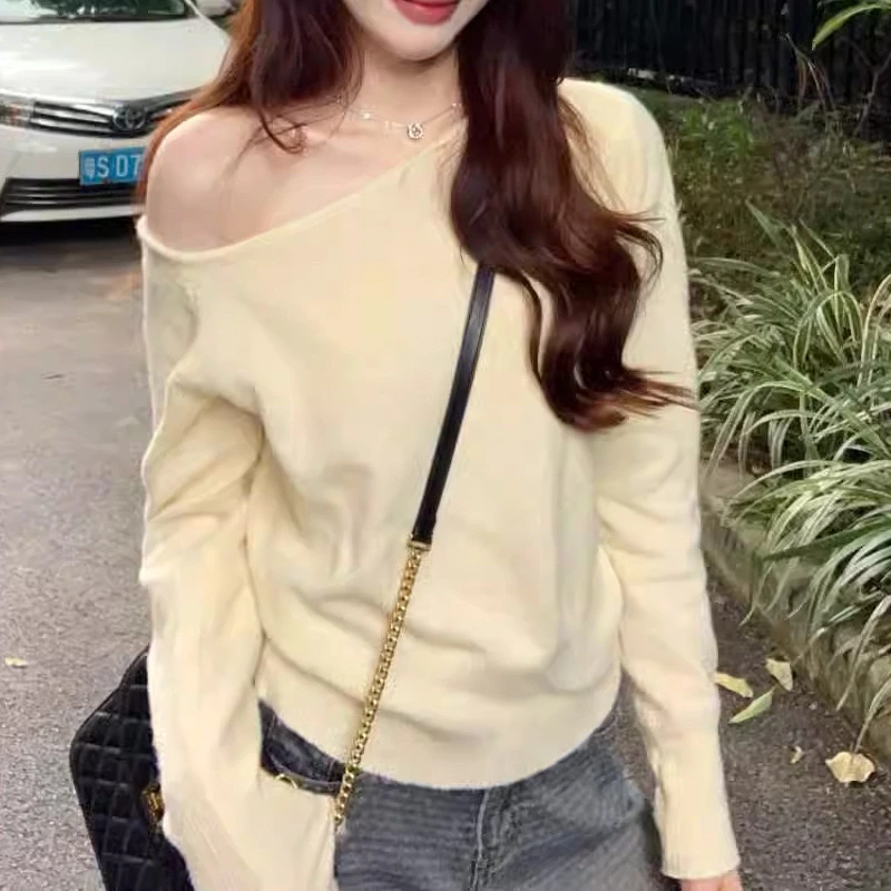 软糯斜领露肩针织女秋季2024韩系减龄长袖上衣时髦百搭毛衣 h