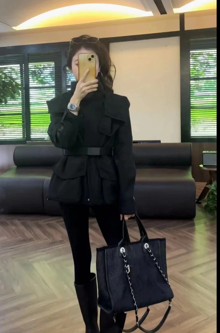 2024秋冬气质显瘦韩版高级感纯色短款百搭时尚连帽收腰冲锋衣外套