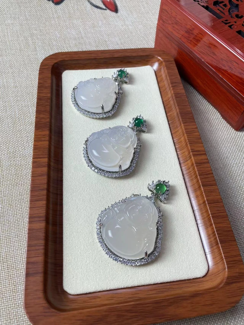 白玛瑙佛公吊坠合金镶嵌【拍一发一多样性发货】