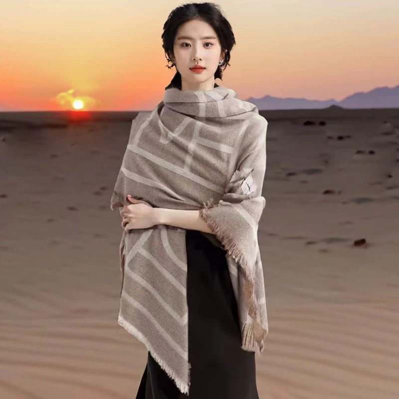阅绒小众TOT围巾女提花方巾冬季加厚羊毛披肩ins同款几何羊毛披风