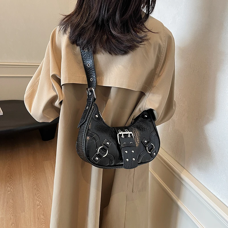 机车风腋下包包女2024新款潮酷铆钉新月包秋季复古高级感斜挎包