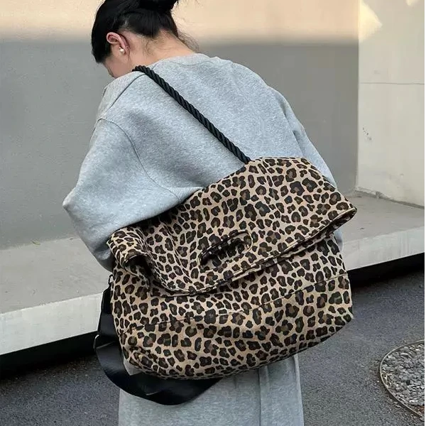 2025秋冬小众设计帆布托特包斜挎包大容量高级感通勤豹纹单肩包潮