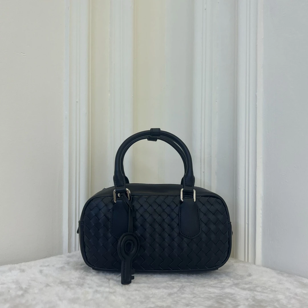 时尚轻奢52F04黑色经典手提斜挎女包