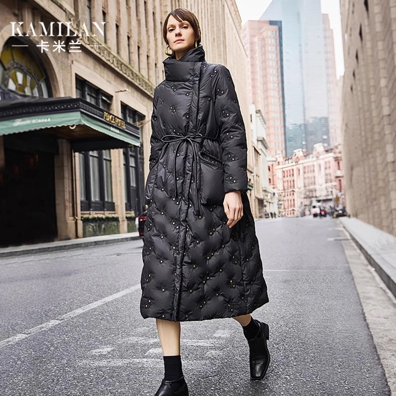卡米兰白鹅绒羽绒服女2023冬季新款中长款绣花系带鹅绒服外套