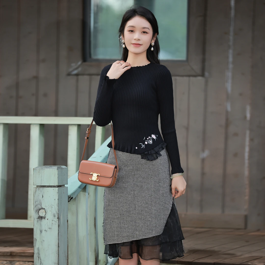 烟花烫文艺黑色绣花长袖针织衫女 春季修身显瘦圆领毛衣上衣 音扬