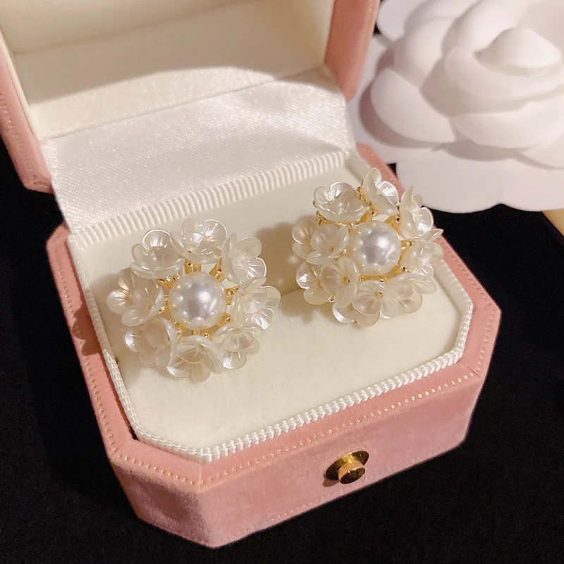 合金耳饰 独特轻奢花朵耳钉2023年新潮高级白色结婚婚纱照重工