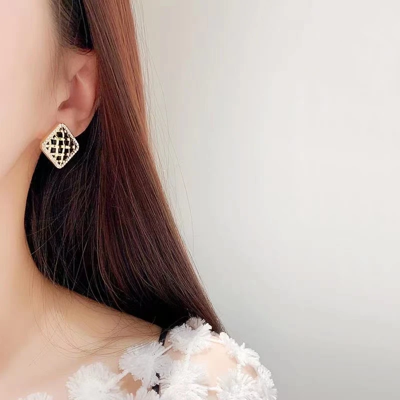 铜合金耳饰 卡芙娜菱形耳钉女编织黑色格子高级感显脸瘦通勤N0946