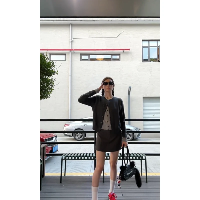 时尚穿搭女秋季圆领长袖宽松显瘦短款小众排扣假两件上衣韩版短裙