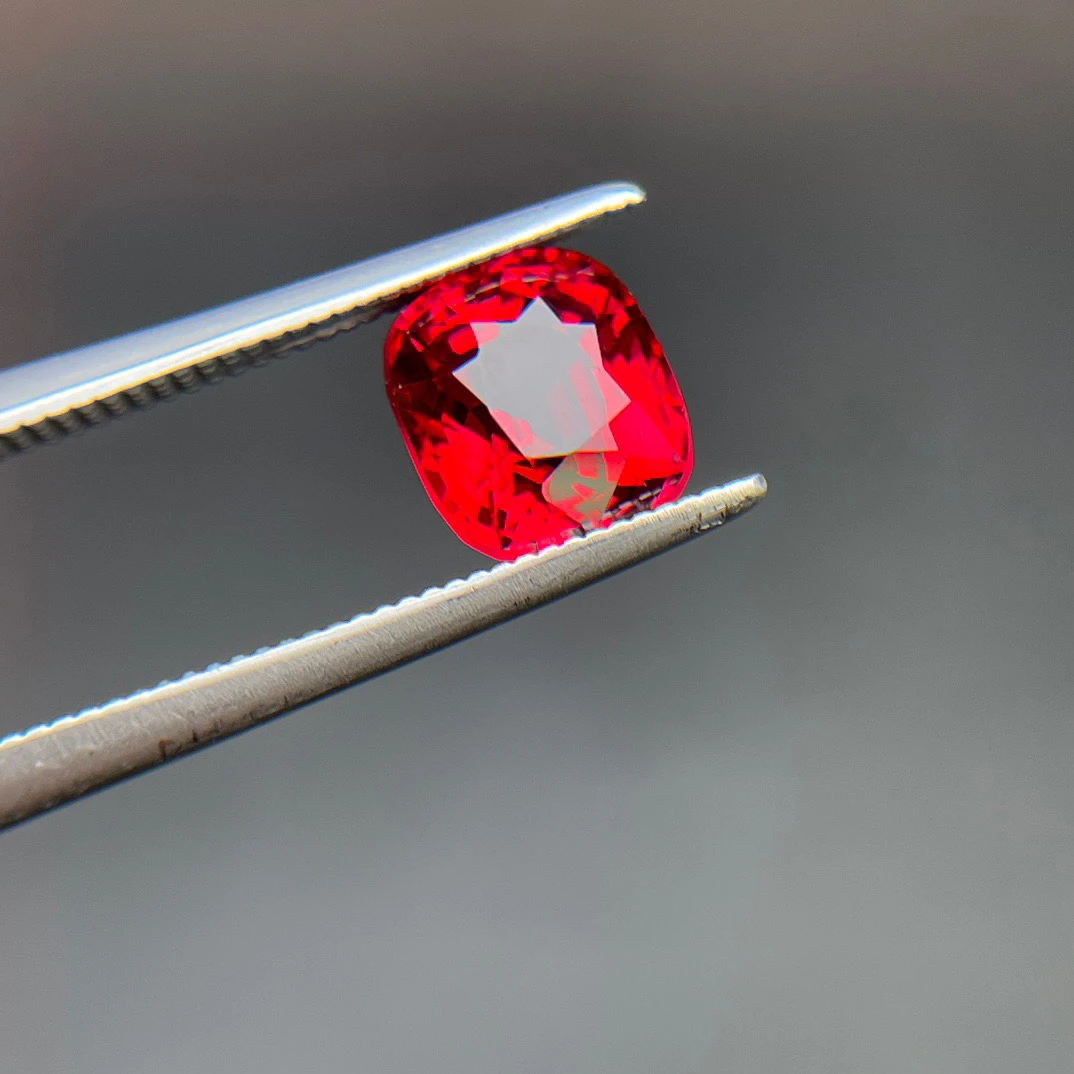 天然无烧橙色尖晶石2.41ct 全净体满火彩 vb切工 方枕形裸石戒面