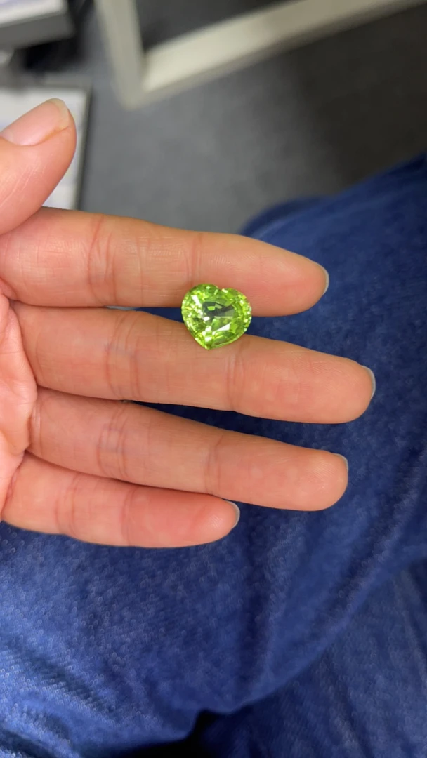 天然缅甸橄榄石心形切割满绿