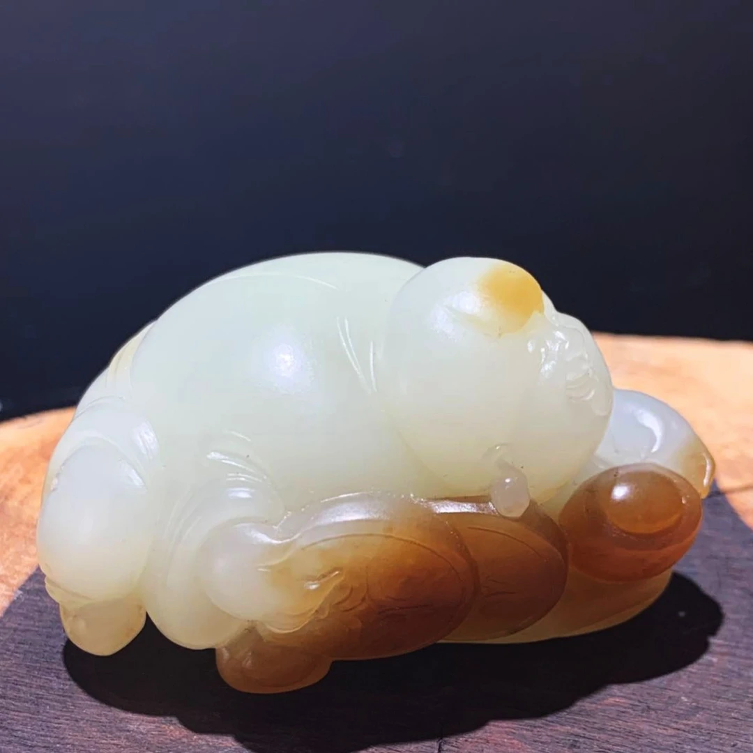 新疆和田玉且末料童子纳财手把件肉质细 脂份感足 手工雕刻
