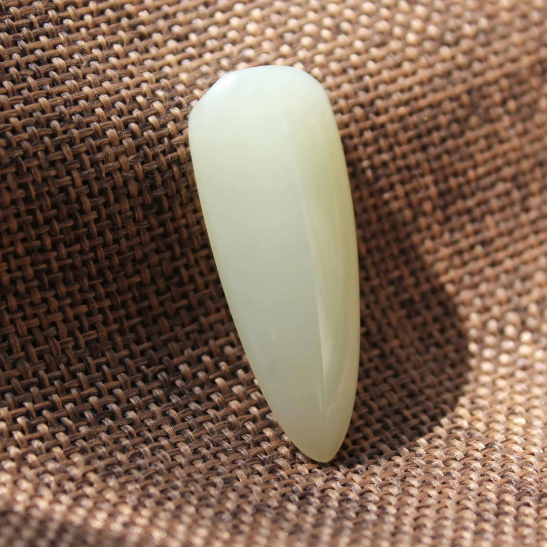 新疆和田玉且末料盾牌挂件 玉质温润细腻 手工雕刻 未镶嵌