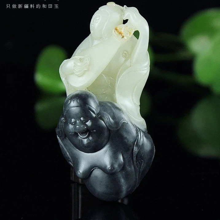 新疆和田玉青花猪八戒背媳妇手把件 黑白分明 140.5克