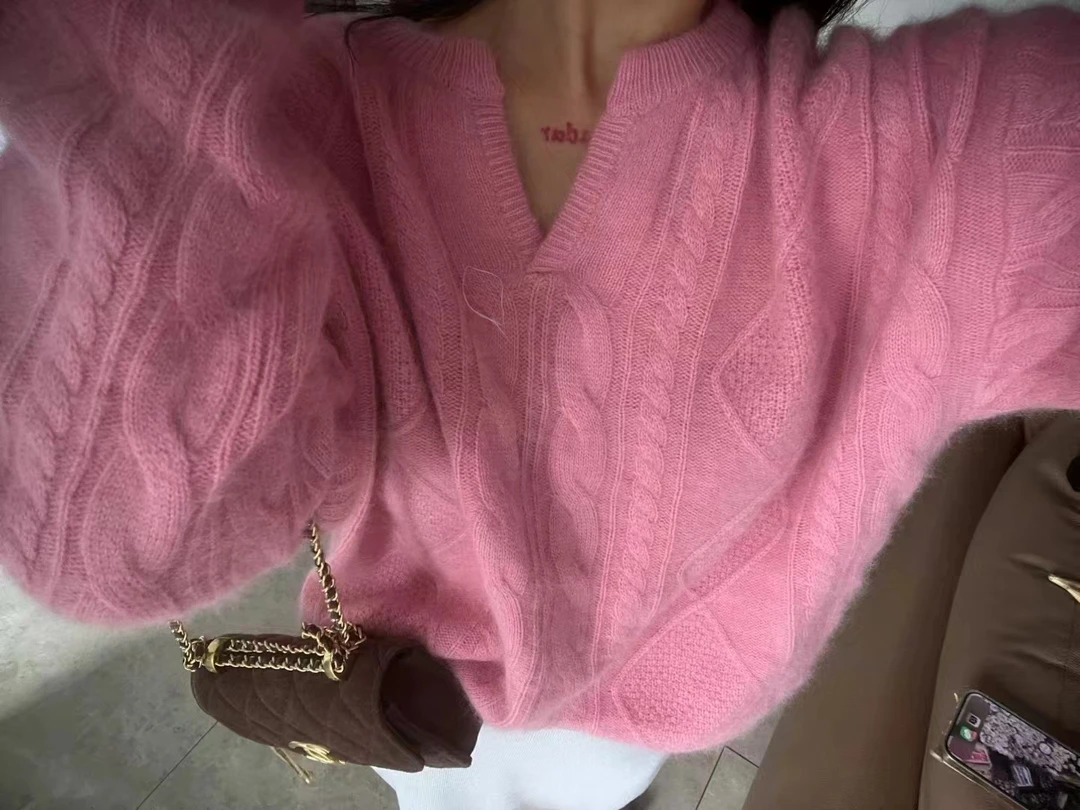 颜色好美 小V领有点麻花感觉的粉色毛衣